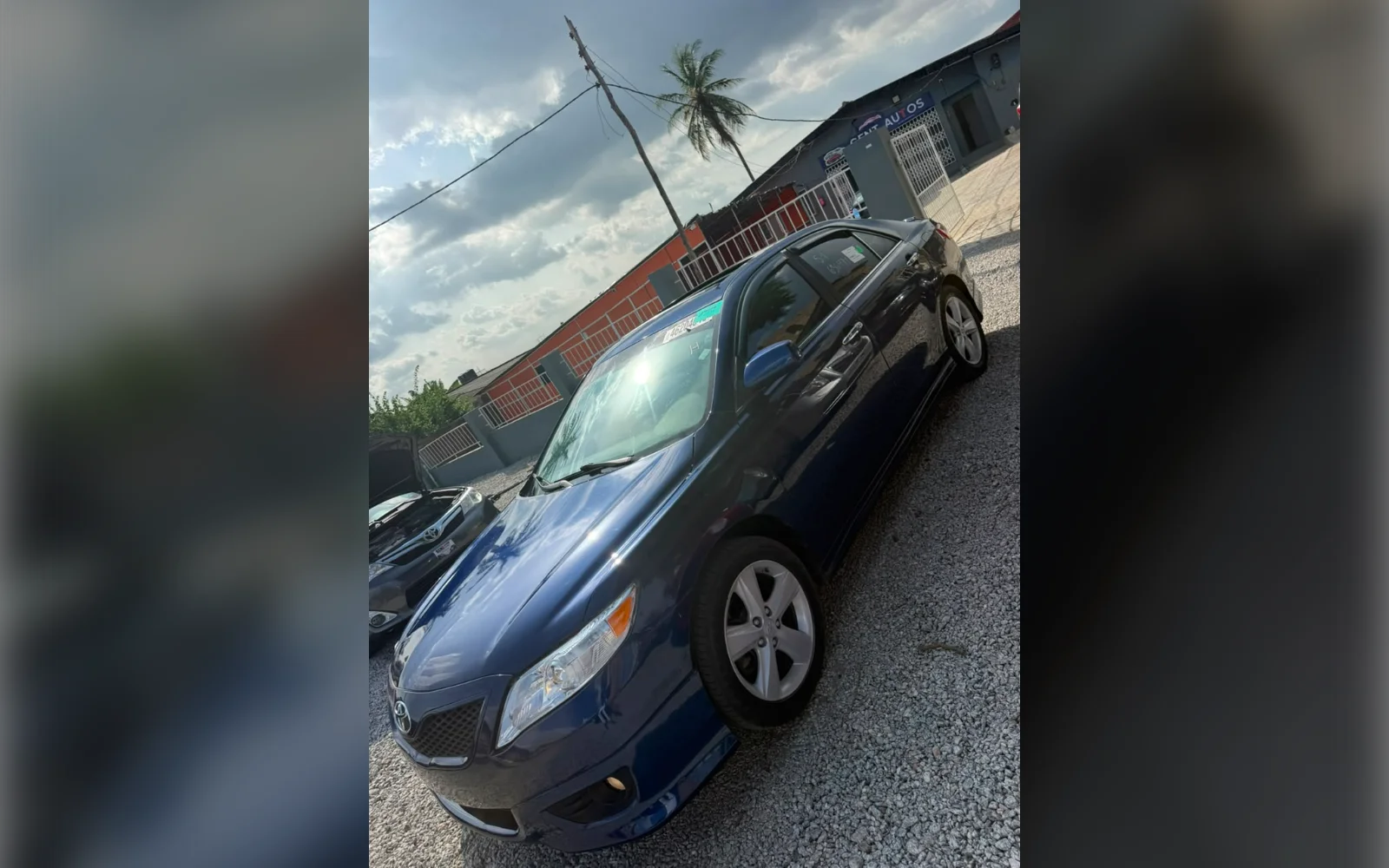 2010 Toyota Camry SE thumbnail 3