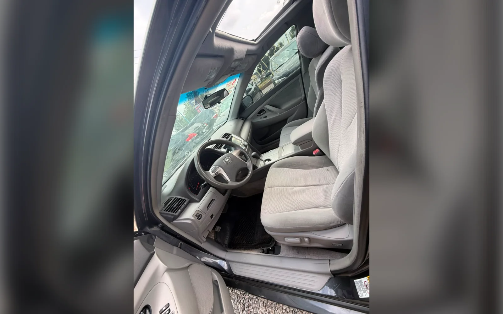 2010 Toyota Camry LE thumbnail 3