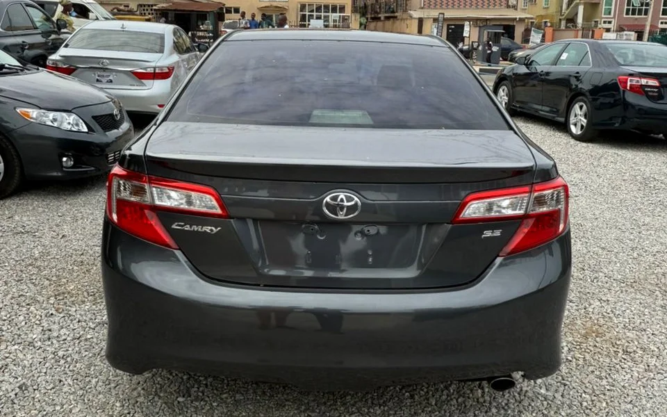 2014 Toyota Camry SE thumbnail 2