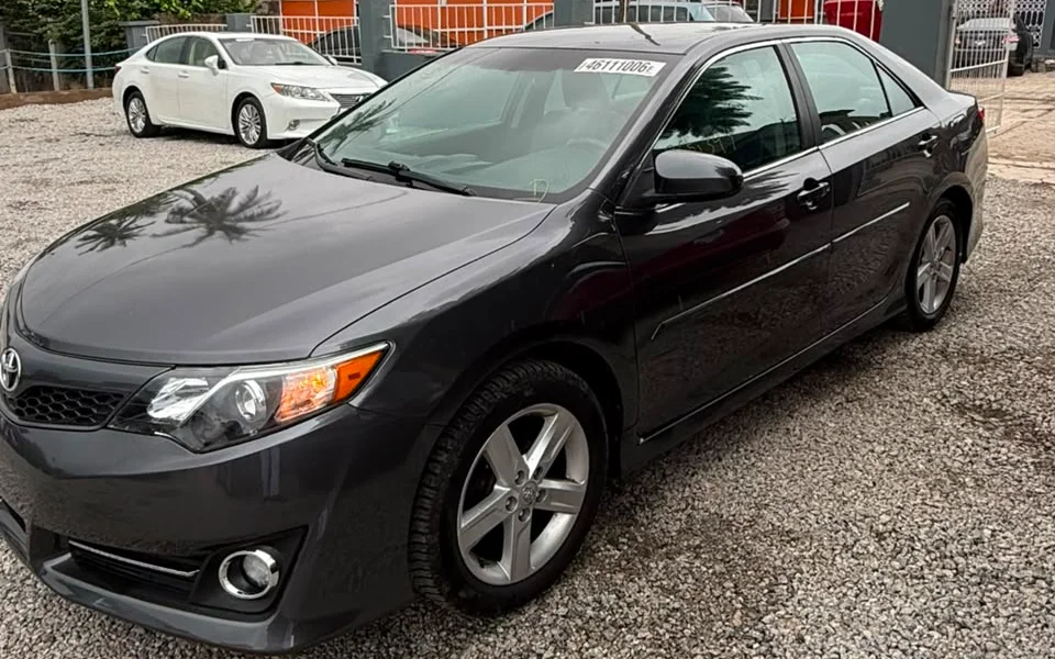 2013 Toyota Camry SE thumbnail 6