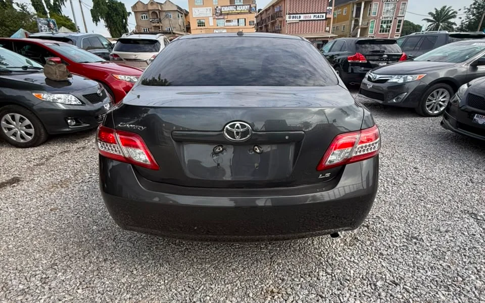 2010 Toyota Camry LE thumbnail 2